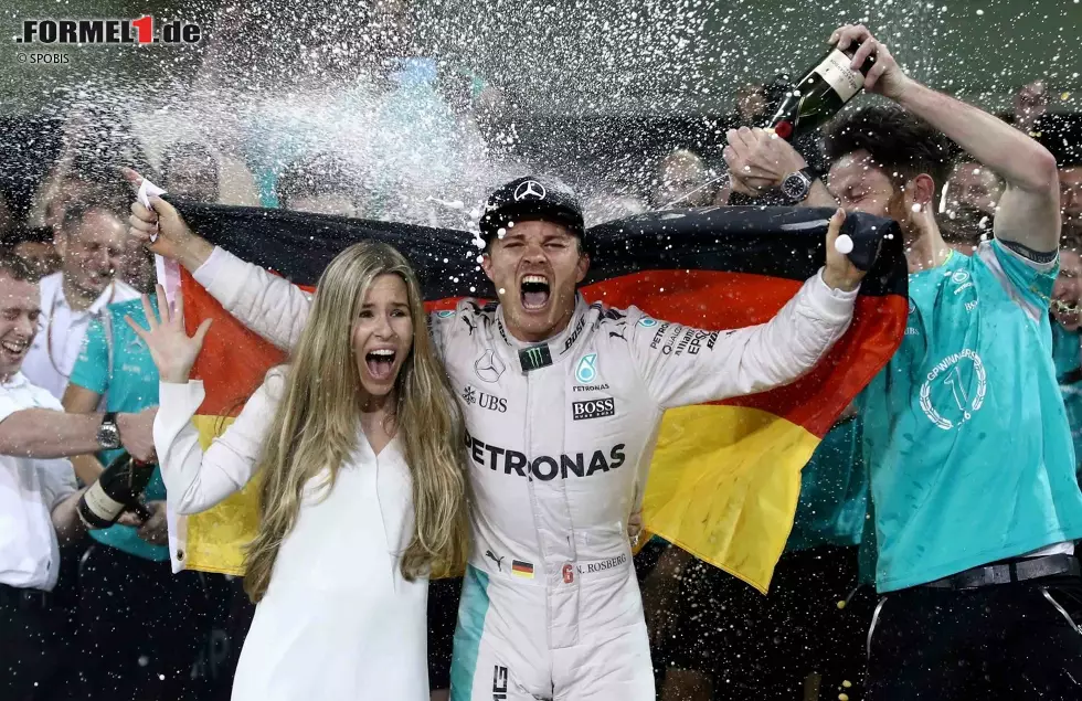 Zwar greift Sebastian Vettel Rosberg sogar an, doch er behauptet Rang zwei und wird zum ersten und einzigen Mal in seiner Karriere Formel-1-Weltmeister. Hamilton sorgt für eine riesige Kontroverse, die Mercedes-Bosse sind stinksauer und denken über eine interne Bestrafung nach. Rosberg erklärt eine Woche nach dem Triumph seinen Rücktritt vom aktiven Motorsport. Foto zur News: Zwar greift Sebastian Vettel Rosberg sogar an, doch er behauptet Rang zwei und wird zum ersten und einzigen Mal in seiner Karriere Formel-1-Weltmeister. Hamilton sorgt für eine riesige Kontroverse, die Mercedes-Bosse sind stinksauer und denken über eine interne Bestrafung nach. Rosberg erklärt eine Woche nach dem Triumph seinen Rücktritt vom aktiven Motorsport.