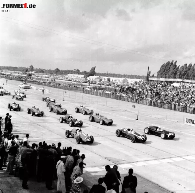 Foto zur News: 1959, als das Indy 500 zum vorletzten Mal zur Formel-1-WM zählt, betritt man parallel erstmals neuen US-Boden: Auf dem Flugplatzkurs in Sebring im Bundesstaat Florida wird am 12. Oktober der erste Grand Prix der USA ausgetragen. Das Rennen ist das Saisonfinale 1959. Sieger: Der Neuseeländer Bruce McLaren, der mit seinem Cooper mit der Startnummer 9 von Startplatz zehn ins Rennen ging.