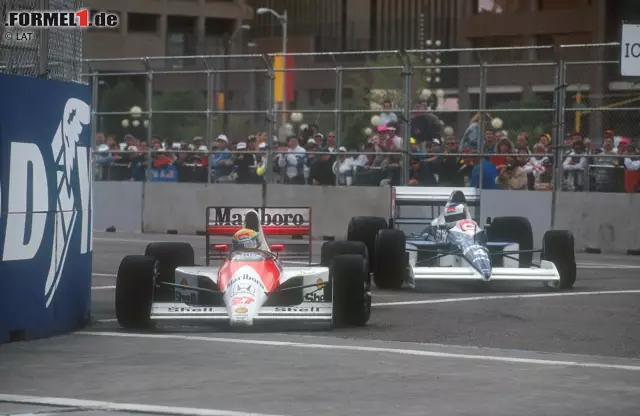 Nachdem auch Detroit ab 1989 Bestandteil des IndyCar-Kalenders ist, schlägt die Formel 1 für drei Jahre in Phoenix ihre Zelte auf. Alain Prost (McLaren) gewinnt am 4. Juni 1989 die Erstauflage des Rennens im Betonkanal im US-Bundesstaat Arizona. In den Jahren 1990 und 1991 fungiert Phoenix als Saisonauftakt. In besonderer Erinnerung bleibt das legendäre Duell um den Sieg 1990 zwischen dem etablierten McLaren-Star Ayrton Senna und dem jungen Jean Alesi im Tyrrell. Senna setzt sich schließlich durch und gewinnt im Jahr darauf auch den vorerst letzten Grand Prix der USA, bevor die Vereinigten Staaten jahrelang von der Formel-1-Bildfläche verschwinden. Foto zur News: Nachdem auch Detroit ab 1989 Bestandteil des IndyCar-Kalenders ist, schlägt die Formel 1 für drei Jahre in Phoenix ihre Zelte auf. Alain Prost (McLaren) gewinnt am 4. Juni 1989 die Erstauflage des Rennens im Betonkanal im US-Bundesstaat Arizona. In den Jahren 1990 und 1991 fungiert Phoenix als Saisonauftakt. In besonderer Erinnerung bleibt das legendäre Duell um den Sieg 1990 zwischen dem etablierten McLaren-Star Ayrton Senna und dem jungen Jean Alesi im Tyrrell. Senna setzt sich schließlich durch und gewinnt im Jahr darauf auch den vorerst letzten Grand Prix der USA, bevor die Vereinigten Staaten jahrelang von der Formel-1-Bildfläche verschwinden.