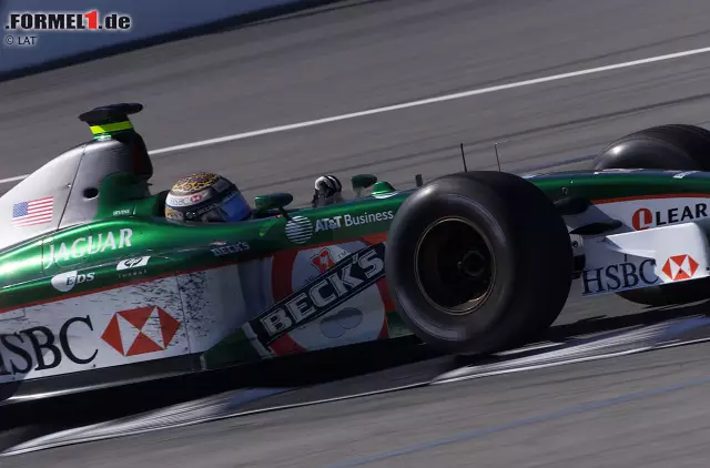 Wenige Wochen nach den Terroranschlägen des 11. September fährt die Formel 1 unter strengen Sicherheitsvorkehrungen in Indianapolis. Viele Teams (im Bild Jaguar) gedenken der Opfer. Das Sportliche wird zur Nebensache. Häkkinen feiert den letzten Sieg seiner Grand-Prix-Karriere. Foto zur News: Wenige Wochen nach den Terroranschlägen des 11. September fährt die Formel 1 unter strengen Sicherheitsvorkehrungen in Indianapolis. Viele Teams (im Bild Jaguar) gedenken der Opfer. Das Sportliche wird zur Nebensache. Häkkinen feiert den letzten Sieg seiner Grand-Prix-Karriere.