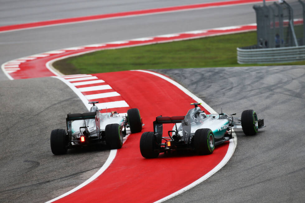 Foto zur News: Lewis Hamilton fixiert in Austin 2015 den dritten WM-Titel seiner Karriere, greift dafür aber zu harten Bandagen. Sein Abdrängen von Nico Rosberg in der ersten Kurve sorgt nach dem Rennen für Diskussionen - und zu einem Zwischenfall, der als &quot;Cap-gate&quot; Schlagzeilen macht.