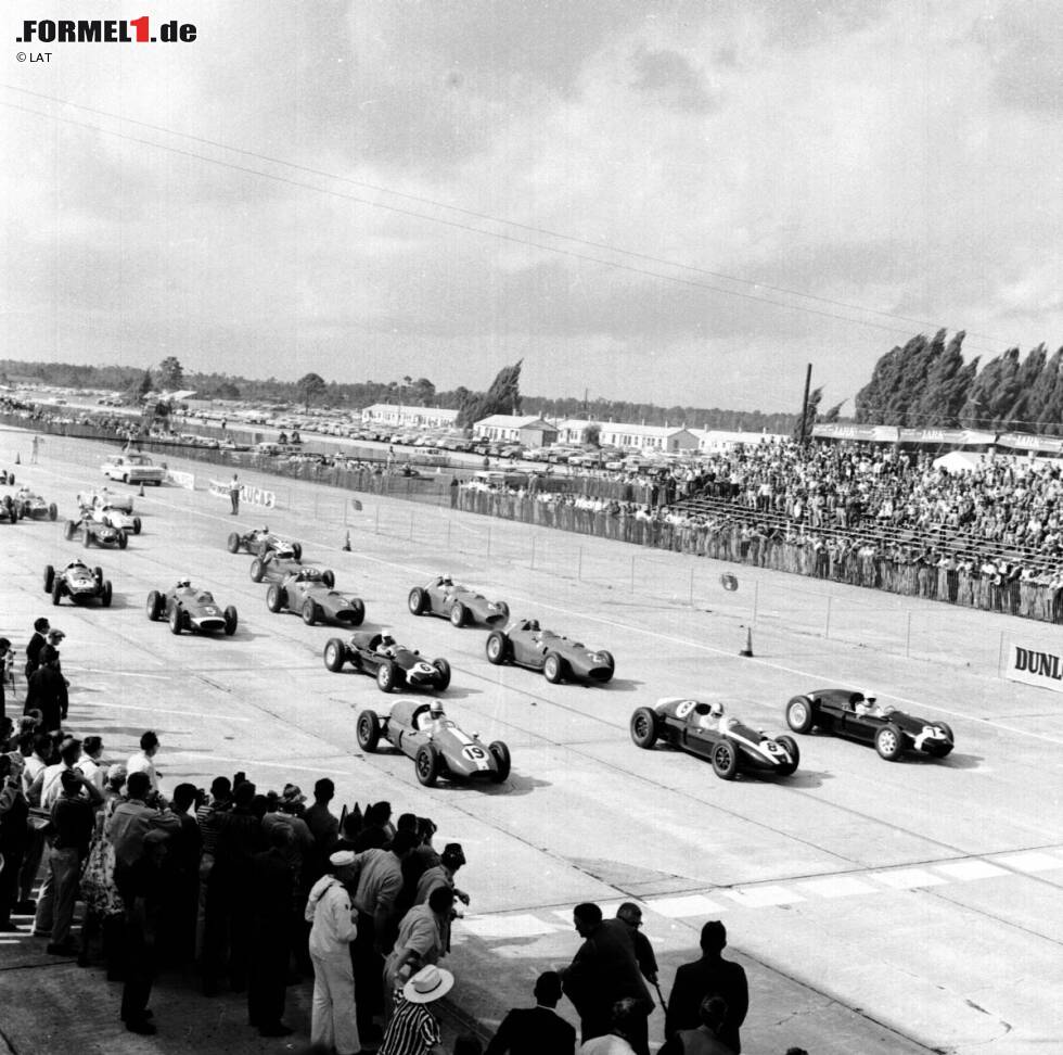 1959, als das Indy 500 zum vorletzten Mal zur Formel-1-WM zählt, betritt man parallel erstmals neuen US-Boden: Auf dem Flugplatzkurs in Sebring im Bundesstaat Florida wird am 12. Oktober der erste Grand Prix der USA ausgetragen. Das Rennen ist das Saisonfinale 1959. Sieger: Der Neuseeländer Bruce McLaren, der mit seinem Cooper mit der Startnummer 9 von Startplatz zehn ins Rennen ging. 1959, als das Indy 500 zum vorletzten Mal zur Formel-1-WM zählt, betritt man parallel erstmals neuen US-Boden: Auf dem Flugplatzkurs in Sebring im Bundesstaat Florida wird am 12. Oktober der erste Grand Prix der USA ausgetragen. Das Rennen ist das Saisonfinale 1959. Sieger: Der Neuseeländer Bruce McLaren, der mit seinem Cooper mit der Startnummer 9 von Startplatz zehn ins Rennen ging.