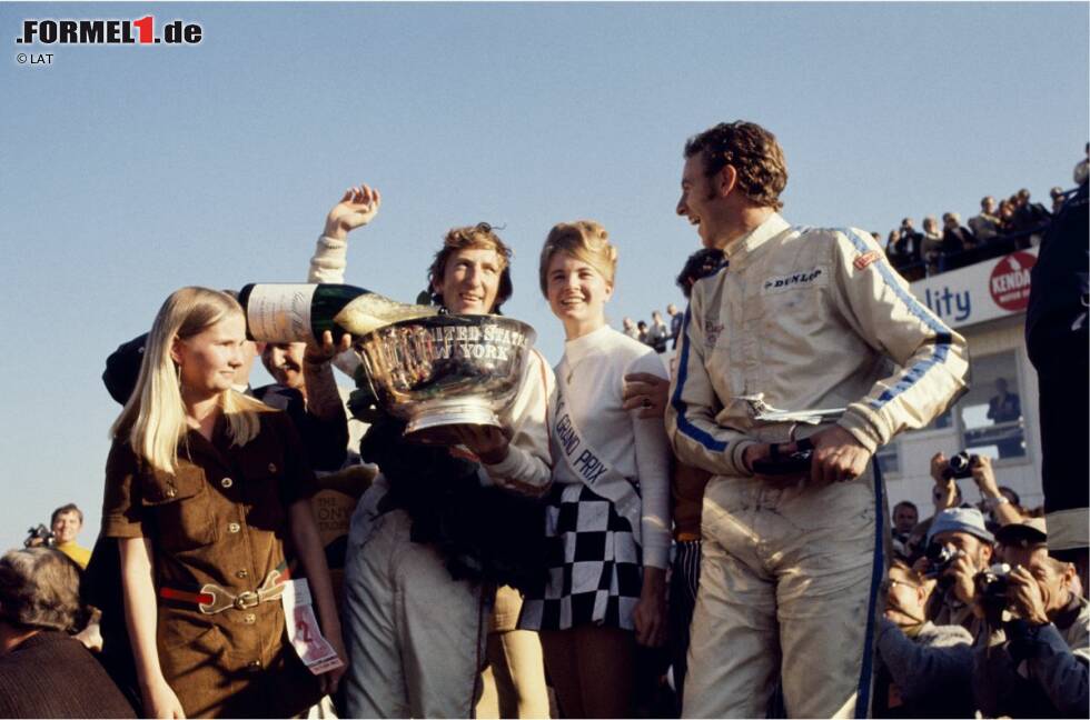 Foto zur News: Während in Sebring und Riverside nur je einmal gefahren wurde, etabliert sich Watkins Glen als Bühne für den Grand Prix der USA. Die Formel-1-Legenden Jim Clark, Graham Hill und Jackie Stewart tragen sich in den Jahren 1962 bis 1968 in die Watkins-Glen-Siegerliste ein. Am 6. Oktober 1969 schlägt die große Stunde von Jochen Rindt: Der in Mainz geborene Österreicher erringt den ersten seiner insgesamt sechs Grand-Prix-Siege. Mit dem Lotus-Piloten auf dem Podium stehen Piers Courage (Brabham) und John Surtees (BRM).