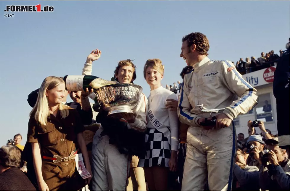 Foto zur News: Während in Sebring und Riverside nur je einmal gefahren wurde, etabliert sich Watkins Glen als Bühne für den Grand Prix der USA. Die Formel-1-Legenden Jim Clark, Graham Hill und Jackie Stewart tragen sich in den Jahren 1962 bis 1968 in die Watkins-Glen-Siegerliste ein. Am 6. Oktober 1969 schlägt die große Stunde von Jochen Rindt: Der in Mainz geborene Österreicher erringt den ersten seiner insgesamt sechs Grand-Prix-Siege. Mit dem Lotus-Piloten auf dem Podium stehen Piers Courage (Brabham) und John Surtees (BRM).