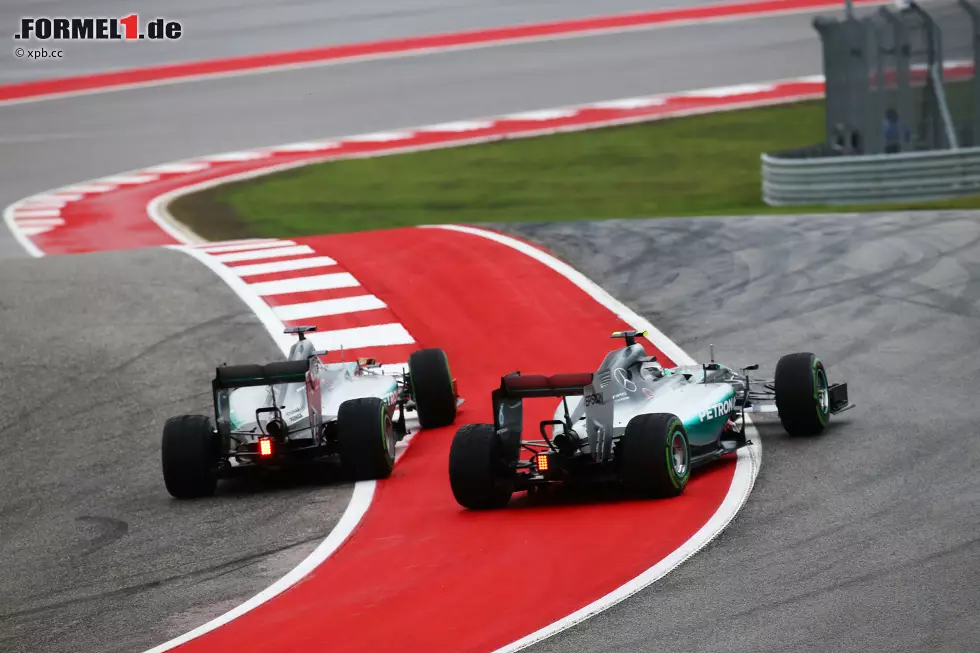 Lewis Hamilton fixiert in Austin 2015 den dritten WM-Titel seiner Karriere, greift dafür aber zu harten Bandagen. Sein Abdrängen von Nico Rosberg in der ersten Kurve sorgt nach dem Rennen für Diskussionen - und zu einem Zwischenfall, der als "Cap-gate" Schlagzeilen macht. Foto zur News: Lewis Hamilton fixiert in Austin 2015 den dritten WM-Titel seiner Karriere, greift dafür aber zu harten Bandagen. Sein Abdrängen von Nico Rosberg in der ersten Kurve sorgt nach dem Rennen für Diskussionen - und zu einem Zwischenfall, der als "Cap-gate" Schlagzeilen macht.