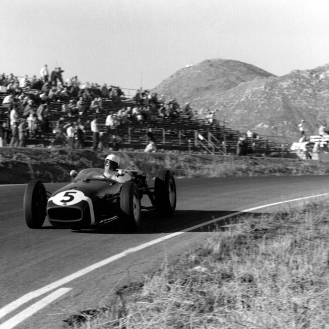 Foto zur News: Auch 1960 findet das Formel-1-Saisonfinale in den USA statt, diesmal im kalifornischen Riverside. Stirling Moss ist mit seinem Lotus mit der Startnummer 5 nicht zu schlagen. Der Brite gewinnt vor Teamkollege Innes Ireland und Bruce McLaren (Cooper).