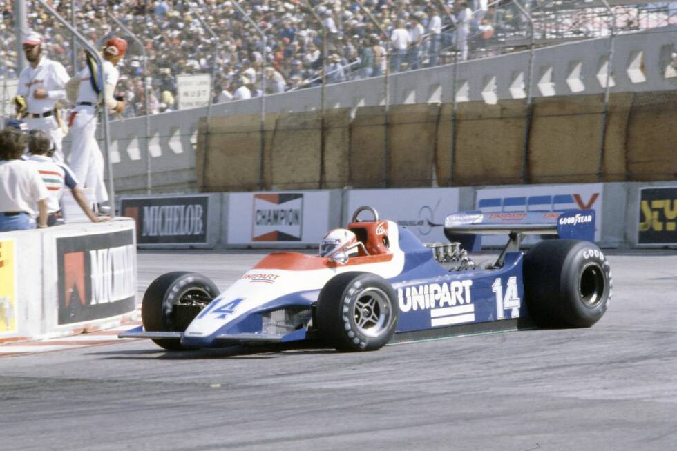 Foto zur News: ... Grand Prix der USA-West 1980 versagen am Ensign von Regazzoni am Ende des Shoreline Drive die Bremsen. In der Queens-Haarnadel schießt der Bolide mit der Startnummer 14 geradeaus, trifft erst den gestrandeten Brabham von Ricardo Zunino, anschließend mehrere Reifenstapel und schließlich eine Betonmauer. Regazzoni überlebt, bleibt infolge des Unfalls aber von der Hüfte abwärts gelähmt und ist für den Rest seines Lebens (Tod am 15. Dezember 2006 bei einem Verkehrsunfall in Italien) auf den Rollstuhl angewiesen.