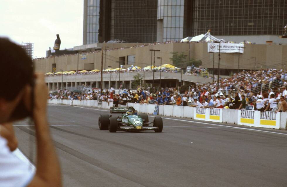 Foto zur News: Die Formel 1 betritt derweil einmal mehr neuen US-Boden. Ab 1983 wird auf dem Stadtkurs in Detroit gefahren. Sieger des Premierenrennens ist jener Fahrer, der im Jahr zuvor das Abschiedsrennen der Formel 1 in Las Vegas gewann: Michele Alboreto, dessen Tyrrell inzwischen im Grün von Hauptsponsor Benetton erstrahlt. Ab 1986 bringt das italienische Bekleidungsunternehmen ein eigenes Formel-1-Team an den Start. Dieses geht jedoch nicht aus dem Tyrrell-, sondern aus dem Toleman-Team hervor.