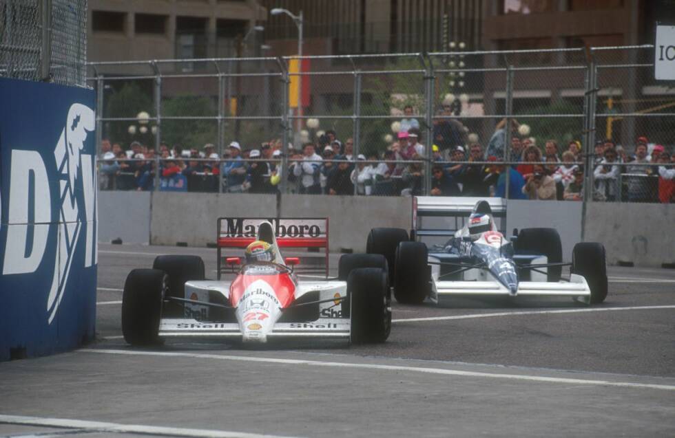 Foto zur News: Nachdem auch Detroit ab 1989 Bestandteil des IndyCar-Kalenders ist, schlägt die Formel 1 für drei Jahre in Phoenix ihre Zelte auf. Alain Prost (McLaren) gewinnt am 4. Juni 1989 die Erstauflage des Rennens im Betonkanal im US-Bundesstaat Arizona. In den Jahren 1990 und 1991 fungiert Phoenix als Saisonauftakt. In besonderer Erinnerung bleibt das legendäre Duell um den Sieg 1990 zwischen dem etablierten McLaren-Star Ayrton Senna und dem jungen Jean Alesi im Tyrrell. Senna setzt sich schließlich durch und gewinnt im Jahr darauf auch den vorerst letzten Grand Prix der USA, bevor die Vereinigten Staaten jahrelang von der Formel-1-Bildfläche verschwinden.