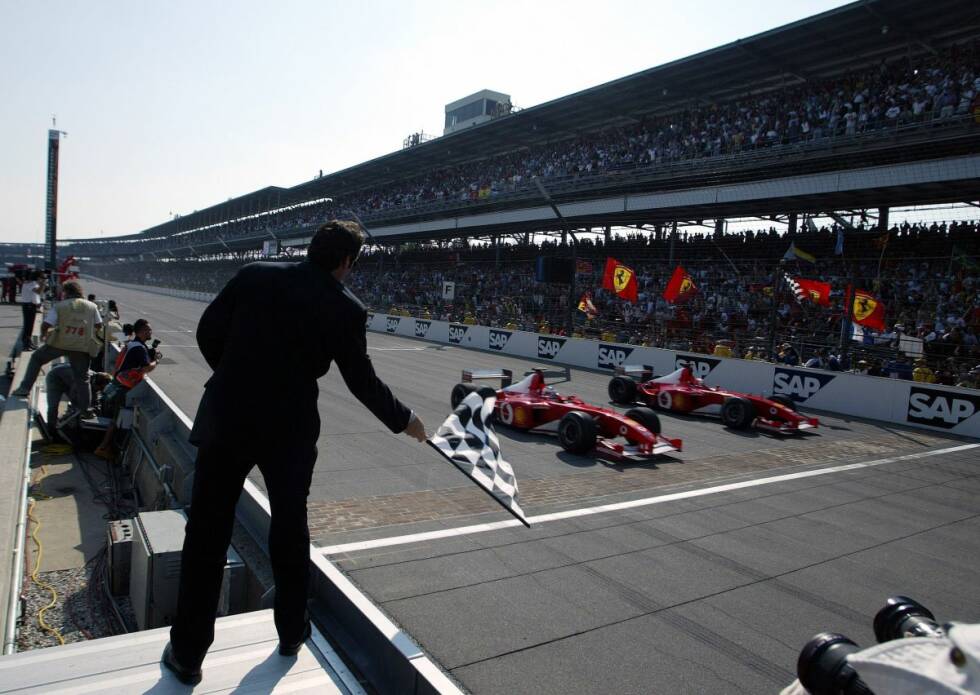 Foto zur News: 2002 dominiert Schumacher in Indianapolis, führt 68 von 73 Runden an, doch der Sieg geht im Zuge eines kuriosen Finishs an Ferrari-Teamkollege Rubens Barrichello. Nachdem Schumacher ausgangs der letzten Kurve vom Gas gegangen war, zieht Barrichello vorbei, bevor auch er den Fuß vom Gas nimmt. Mit einem Vorsprung von 0,011 Sekunden kreuzt der Brasilianer die berühmte geziegelte Ziellinie dennoch denkbar knapp als Sieger.
