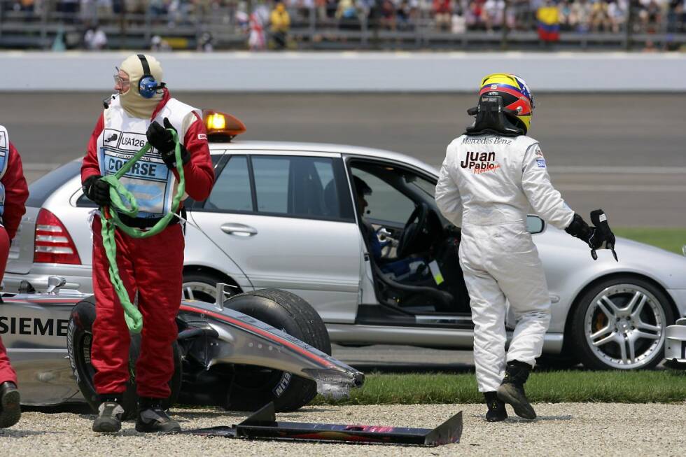 Foto zur News: Am 2. Juli 2006 halten in Indianapolis zwar die Reifen, doch Crashs bleiben trotzdem nicht aus. In den ersten zwei Kurven nach dem Start ist gleich für sieben Fahrer Endstation, darunter Juan Pablo Montoya, der seinen McLaren-Teamkollegen Kimi Räikkönen in einen Dreher schickt, woraufhin sich Nick Heidfeld (BMW-Sauber) nach Berührung mit Räikkönen im Kiesbett überschlägt. Für Montoya markiert die Startkollision das Ende seiner Formel-1-Laufbahn. Eine Woche später gibt der Kolumbianer seinen NASCAR-Einstieg bekannt. Von November 2006 bis November 2013 greift er für seinen ehemaligen IndyCar-Teamchef Chip Ganassi ins Stockcar-Lenkrad, bevor er zur Saison 2014 die Fronten wechselt und seither im IndyCar-Team von Roger Penske an den Start geht.