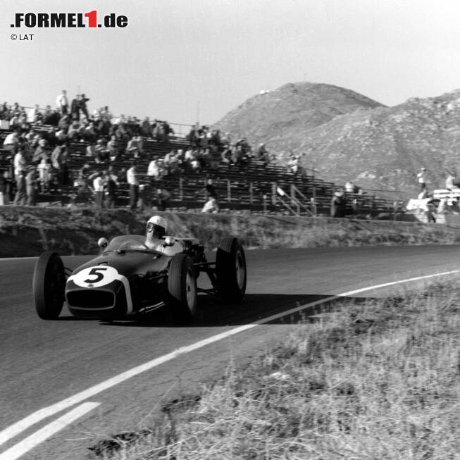 Foto zur News: Auch 1960 findet das Formel-1-Saisonfinale in den USA statt, diesmal im kalifornischen Riverside. Stirling Moss ist mit seinem Lotus mit der Startnummer 5 nicht zu schlagen. Der Brite gewinnt vor Teamkollege Innes Ireland und Bruce McLaren (Cooper).