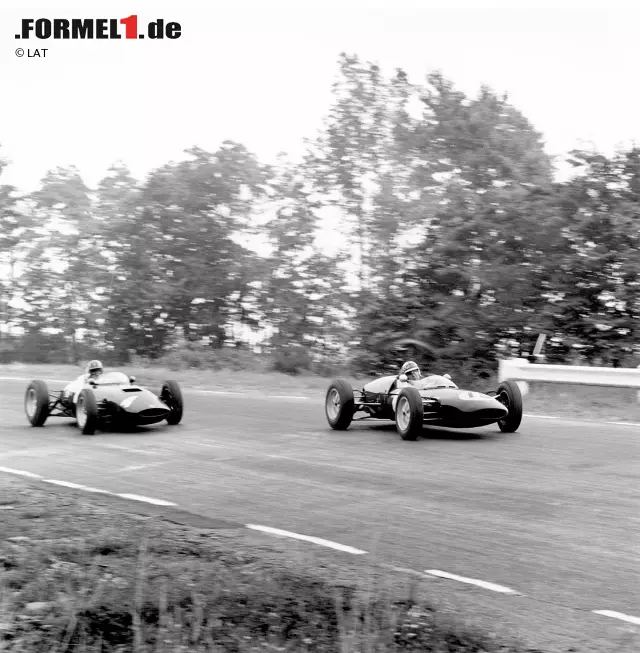 Foto zur News: 1961: Zum dritten Mal in Folge geht die Formel-1-Saison in den USA zu Ende. Als Austragungsort fungiert ein weiterer neuer Kurs: Die Berg-und-Talbahn von Watkins Glen im Bundesstaat New York. Dem Briten Innes Ireland (Lotus) gelingt beim diesem Rennen der einzige Grand-Prix-Sieg seiner Karriere. Auf dem Foto ist Ireland vor Graham Hill (BRM) zu sehen, der das Rennen auf Platz fünf beendet.