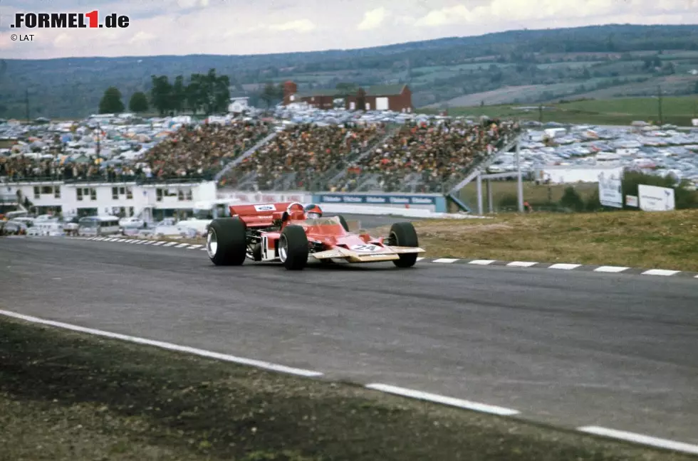 Als die Formel 1 ein Jahr später, am 4. Oktober 1970, erneut in Watkins Glen gastiert, ist Vorjahressieger Rindt bereits nicht mehr am Leben. Der tödliche Crash in der Parabolica von Monza liegt gerade einmal vier Wochen zurück, als der junge Brasilianer Emerson Fittipaldi am Steuer des Lotus von Rindt in Watkins Glen gewinnt. Es ist der erste Grand-Prix-Sieg für "Emmo". Rindt wird am Saisonende posthum Weltmeister. Foto zur News: Als die Formel 1 ein Jahr später, am 4. Oktober 1970, erneut in Watkins Glen gastiert, ist Vorjahressieger Rindt bereits nicht mehr am Leben. Der tödliche Crash in der Parabolica von Monza liegt gerade einmal vier Wochen zurück, als der junge Brasilianer Emerson Fittipaldi am Steuer des Lotus von Rindt in Watkins Glen gewinnt. Es ist der erste Grand-Prix-Sieg für "Emmo". Rindt wird am Saisonende posthum Weltmeister.