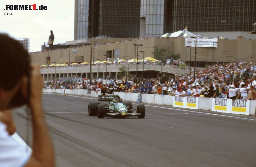 Foto zur News: Die Formel 1 betritt derweil einmal mehr neuen US-Boden. Ab 1983 wird auf dem Stadtkurs in Detroit gefahren. Sieger des Premierenrennens ist jener Fahrer, der im Jahr zuvor das Abschiedsrennen der Formel 1 in Las Vegas gewann: Michele Alboreto, dessen Tyrrell inzwischen im Grün von Hauptsponsor Benetton erstrahlt. Ab 1986 bringt das italienische Bekleidungsunternehmen ein eigenes Formel-1-Team an den Start. Dieses geht jedoch nicht aus dem Tyrrell-, sondern aus dem Toleman-Team hervor.