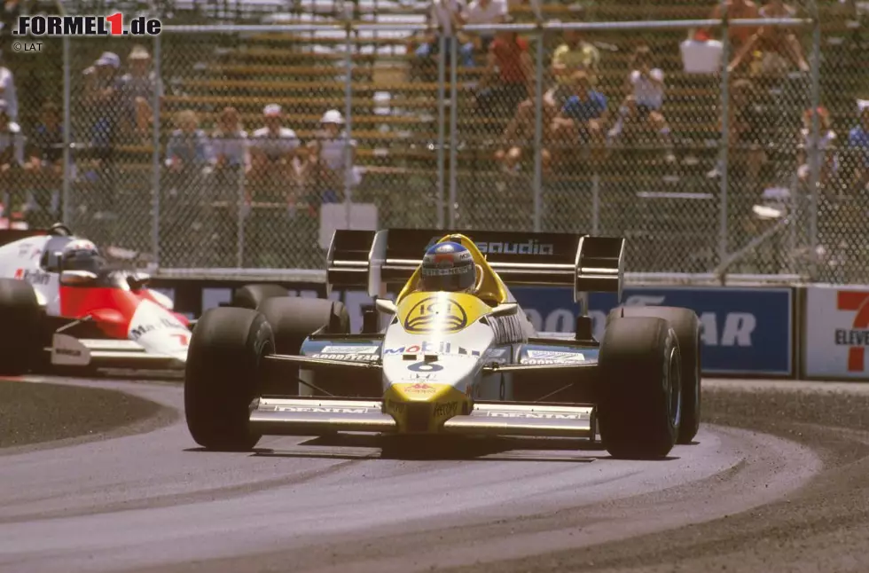 Foto zur News: Die Saison 1984 steht bezogen auf die US-Historie der Formel 1 im Zeichen einer weiteren Veränderung. Nachdem inzwischen auch der kalifornische Stadtkurs von Long Beach in den Kalender der IndyCar-Serie gewandert ist, findet des zweite US-Rennen neben Detroit (Sieger Nelson Piquet) in Dallas statt. Es bleibt jedoch ein einmaliges Gastspiel. In Erinnerung bleibt Dallas vor allem aufgrund seiner drückenden Hitze und der daraus resultierenden Auflösungserscheinungen des Asphalts. Keke Rosberg (Williams) gewinnt die texanische Tortur, während ...