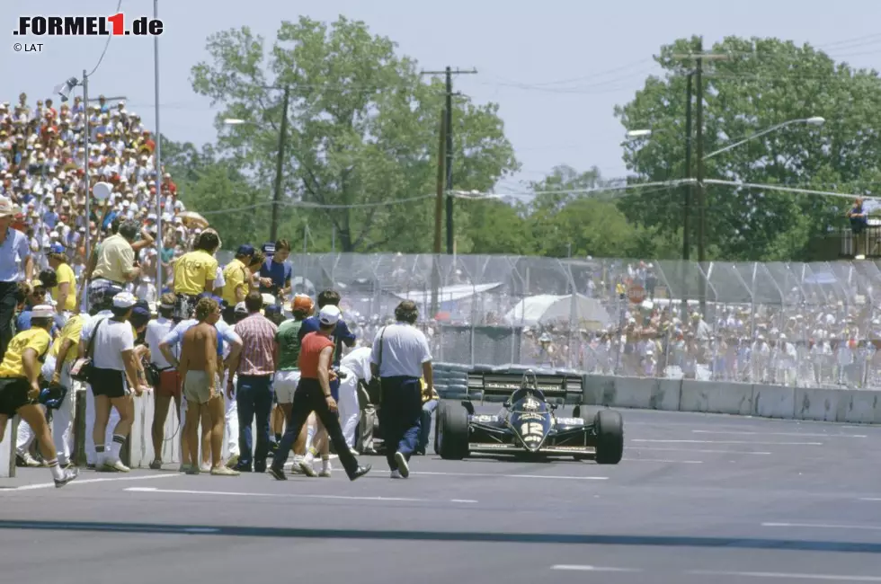 Foto zur News: ... dem zum ersten Mal in seiner Karriere von der Pole-Position gestarteten Nigel Mansell die Hitze derart zu schaffen macht, dass er kurz vor Rennende kollabiert. Sein Lotus hatte wenige Meter vor der Ziellinie aufgrund eines Getriebeschadens den Geist aufgegeben. Beim Versuch, das Auto ins Ziel zu schieben, bricht Mansell zusammen und muss medizinisch behandelt werden.