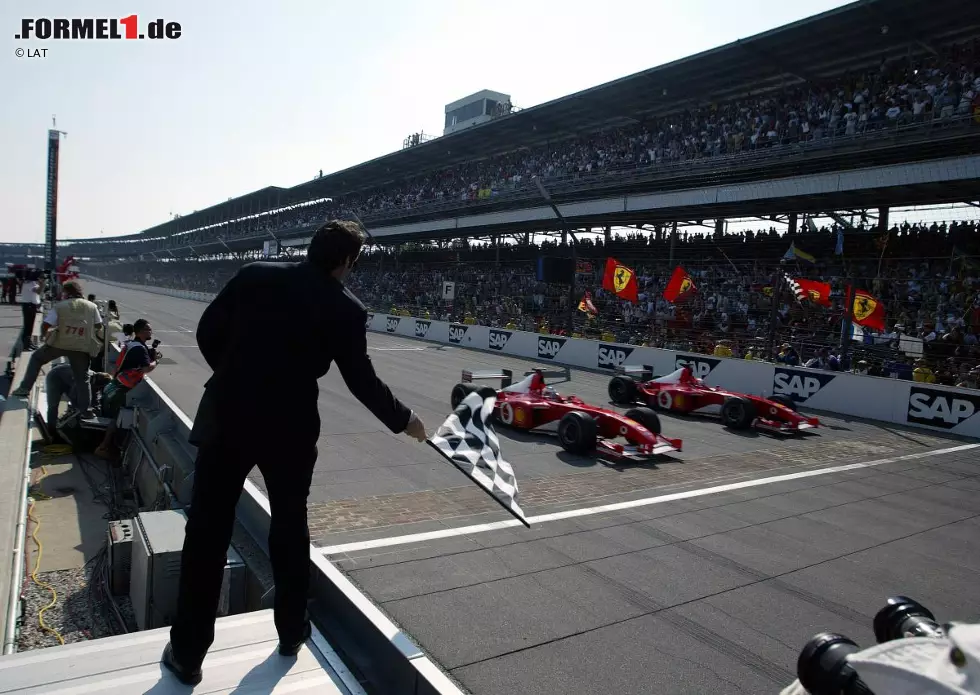 2002 dominiert Schumacher in Indianapolis, führt 68 von 73 Runden an, doch der Sieg geht im Zuge eines kuriosen Finishs an Ferrari-Teamkollege Rubens Barrichello. Nachdem Schumacher ausgangs der letzten Kurve vom Gas gegangen war, zieht Barrichello vorbei, bevor auch er den Fuß vom Gas nimmt. Mit einem Vorsprung von 0,011 Sekunden kreuzt der Brasilianer die berühmte geziegelte Ziellinie dennoch denkbar knapp als Sieger. Foto zur News: 2002 dominiert Schumacher in Indianapolis, führt 68 von 73 Runden an, doch der Sieg geht im Zuge eines kuriosen Finishs an Ferrari-Teamkollege Rubens Barrichello. Nachdem Schumacher ausgangs der letzten Kurve vom Gas gegangen war, zieht Barrichello vorbei, bevor auch er den Fuß vom Gas nimmt. Mit einem Vorsprung von 0,011 Sekunden kreuzt der Brasilianer die berühmte geziegelte Ziellinie dennoch denkbar knapp als Sieger.