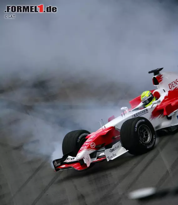 ... ist es erneut Ralf Schumacher, der in der Schlusskurve des Infield-Kurses - Turn 1 des Ovals in umgekehrter Fahrtrichtung - heftig abfliegt. Der jüngere Schumacher-Bruder, inzwischen für Toyota am Start, crasht im Freitagstraining genau wie ein Jahr zuvor im Rennen aufgrund eines Reifenschadens. Der Unterschied: Diesmal sind die Folgen für die gesamte Formel 1 spürbar. Weil Michelin die Sicherheit der Reifen nicht garantieren kann, treten nur die drei Bridgestone-Teams Ferrari, Jordan und Minardi zum Rennen an. Vereinzelte Fans auf den Tribünen begleiten das "Geisterrennen" mit dem Werfen von Bierdosen auf die Rennstrecke... Foto zur News: ... ist es erneut Ralf Schumacher, der in der Schlusskurve des Infield-Kurses - Turn 1 des Ovals in umgekehrter Fahrtrichtung - heftig abfliegt. Der jüngere Schumacher-Bruder, inzwischen für Toyota am Start, crasht im Freitagstraining genau wie ein Jahr zuvor im Rennen aufgrund eines Reifenschadens. Der Unterschied: Diesmal sind die Folgen für die gesamte Formel 1 spürbar. Weil Michelin die Sicherheit der Reifen nicht garantieren kann, treten nur die drei Bridgestone-Teams Ferrari, Jordan und Minardi zum Rennen an. Vereinzelte Fans auf den Tribünen begleiten das "Geisterrennen" mit dem Werfen von Bierdosen auf die Rennstrecke...