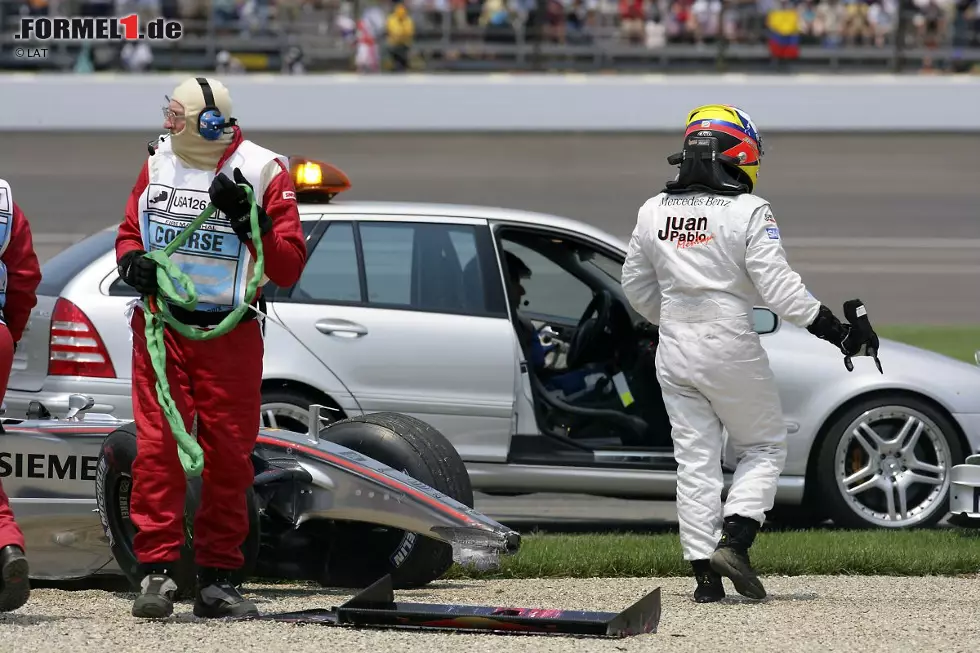Am 2. Juli 2006 halten in Indianapolis zwar die Reifen, doch Crashs bleiben trotzdem nicht aus. In den ersten zwei Kurven nach dem Start ist gleich für sieben Fahrer Endstation, darunter Juan Pablo Montoya, der seinen McLaren-Teamkollegen Kimi Räikkönen in einen Dreher schickt, woraufhin sich Nick Heidfeld (BMW-Sauber) nach Berührung mit Räikkönen im Kiesbett überschlägt. Für Montoya markiert die Startkollision das Ende seiner Formel-1-Laufbahn. Eine Woche später gibt der Kolumbianer seinen NASCAR-Einstieg bekannt. Von November 2006 bis November 2013 greift er für seinen ehemaligen IndyCar-Teamchef Chip Ganassi ins Stockcar-Lenkrad, bevor er zur Saison 2014 die Fronten wechselt und seither im IndyCar-Team von Roger Penske an den Start geht. Foto zur News: Am 2. Juli 2006 halten in Indianapolis zwar die Reifen, doch Crashs bleiben trotzdem nicht aus. In den ersten zwei Kurven nach dem Start ist gleich für sieben Fahrer Endstation, darunter Juan Pablo Montoya, der seinen McLaren-Teamkollegen Kimi Räikkönen in einen Dreher schickt, woraufhin sich Nick Heidfeld (BMW-Sauber) nach Berührung mit Räikkönen im Kiesbett überschlägt. Für Montoya markiert die Startkollision das Ende seiner Formel-1-Laufbahn. Eine Woche später gibt der Kolumbianer seinen NASCAR-Einstieg bekannt. Von November 2006 bis November 2013 greift er für seinen ehemaligen IndyCar-Teamchef Chip Ganassi ins Stockcar-Lenkrad, bevor er zur Saison 2014 die Fronten wechselt und seither im IndyCar-Team von Roger Penske an den Start geht.