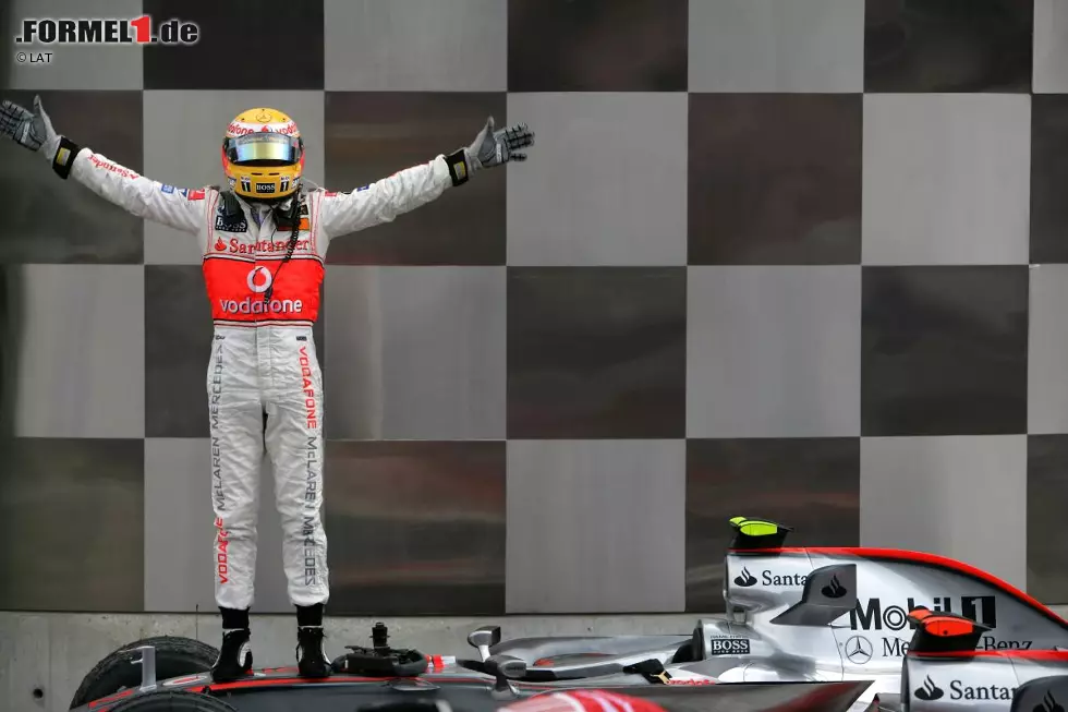 Montoyas Nachfolger bei McLaren ist in der Formel-1-Saison 2007 Lewis Hamilton. Beim Grand Prix von Kanada in Montreal fährt der Brite zu seinem ersten Sieg. Nur eine Woche später, am 17. Juni, gewinnt Hamilton auch den Grand Prix der USA in Indianapolis und lässt sich entsprechend feiern. Im selben Rennen ... Foto zur News: Montoyas Nachfolger bei McLaren ist in der Formel-1-Saison 2007 Lewis Hamilton. Beim Grand Prix von Kanada in Montreal fährt der Brite zu seinem ersten Sieg. Nur eine Woche später, am 17. Juni, gewinnt Hamilton auch den Grand Prix der USA in Indianapolis und lässt sich entsprechend feiern. Im selben Rennen ...