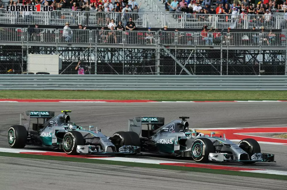2014 setzt sich erneut Lewis Hamilton durch, der seinen Titelrivalen niederkämpft. Nico Rosberg hatte davor den falschen Hebel für die Hybridpower bedient und ist seinem Stallrivalen ausgeliefert. Der Brite krönt sich mit dem zweiten USA-Sieg nach Triumphen zum erfolgreichsten britischen Grand-Prix-Piloten und legte den Grundstein zum zweiten WM-Titel. Foto zur News: 2014 setzt sich erneut Lewis Hamilton durch, der seinen Titelrivalen niederkämpft. Nico Rosberg hatte davor den falschen Hebel für die Hybridpower bedient und ist seinem Stallrivalen ausgeliefert. Der Brite krönt sich mit dem zweiten USA-Sieg nach Triumphen zum erfolgreichsten britischen Grand-Prix-Piloten und legte den Grundstein zum zweiten WM-Titel.