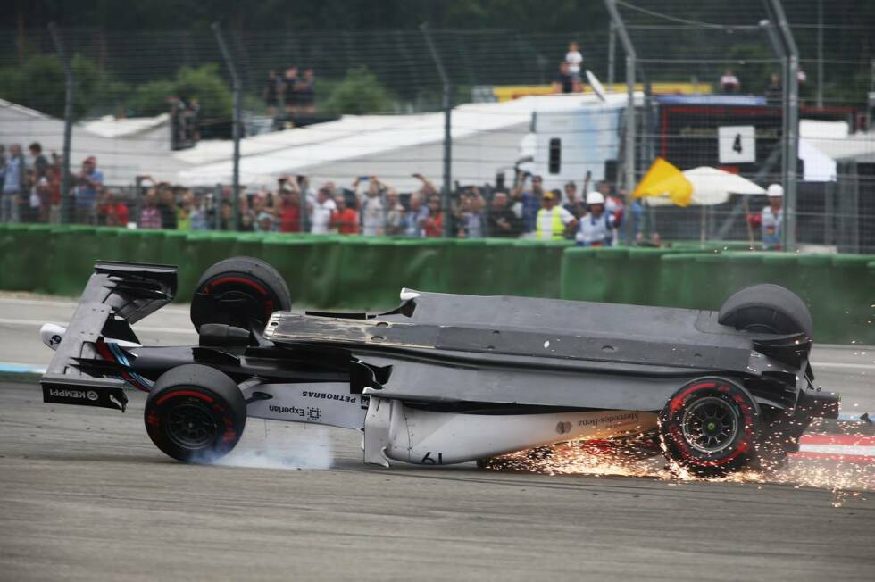Foto zur News: ...und feurig waren auch die Kommentare Felipe Massas, nachdem er zum dritten Mal das Opfer eines Abschusses geworden war: Kevin Magnussen im McLaren war gleich nach dem Start der Übeltäter.