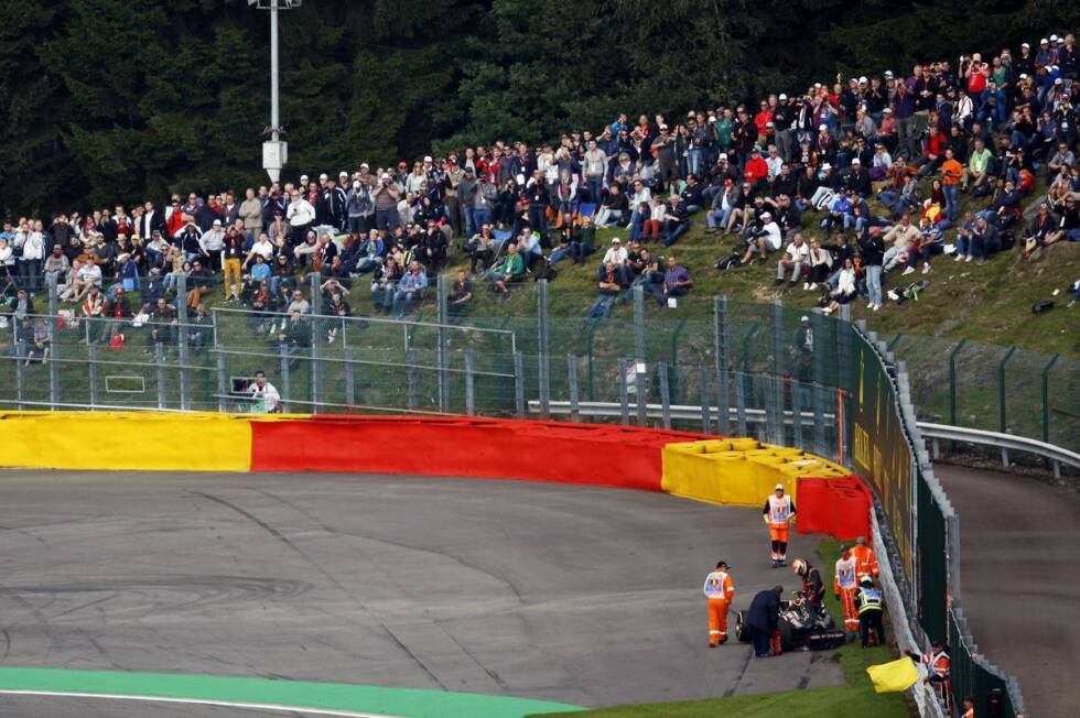Foto zur News: Pastor Maldonado glückte die Havarie seines Lotus ganz alleine. In Spa-Francorchamps verlor er im Freien Training eingangs Pouhon die Kontrolle über das Auto.