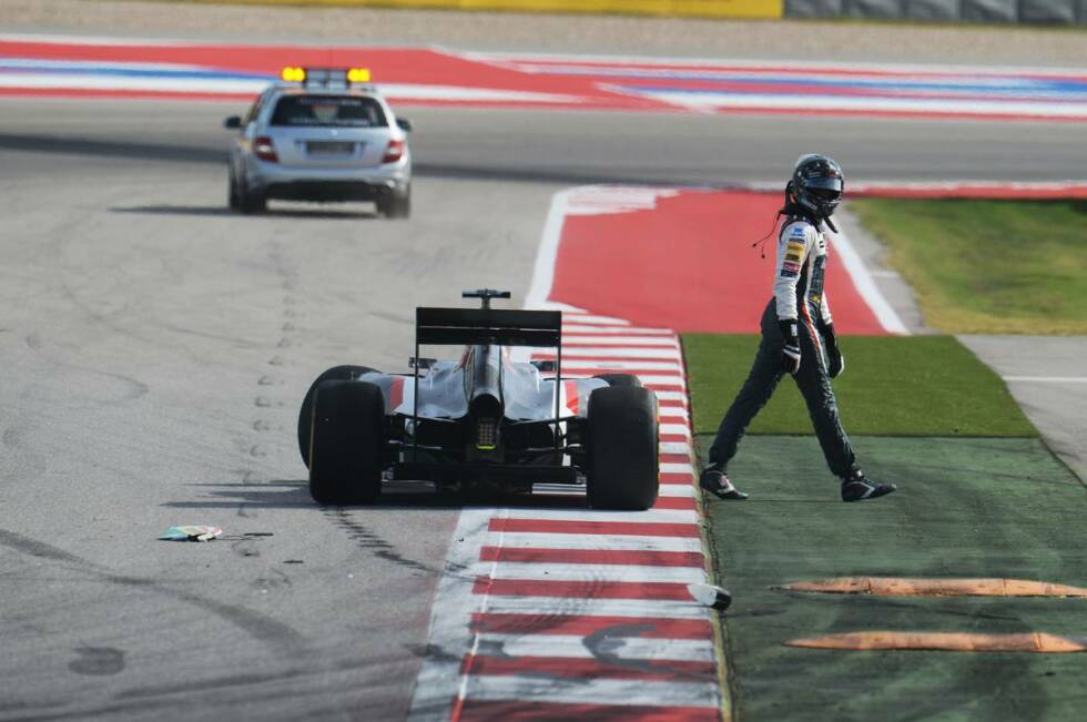Foto zur News: Ein Sinnbild für Adrian Sutils Saison 2015 war der US-Grand-Prix in Austin, als er unverschuldet in der ersten Runde die Segel streichen musste. Auf eine Entschuldigung des Verursachers Sergio Perez wartete der Bayer vergeblich.