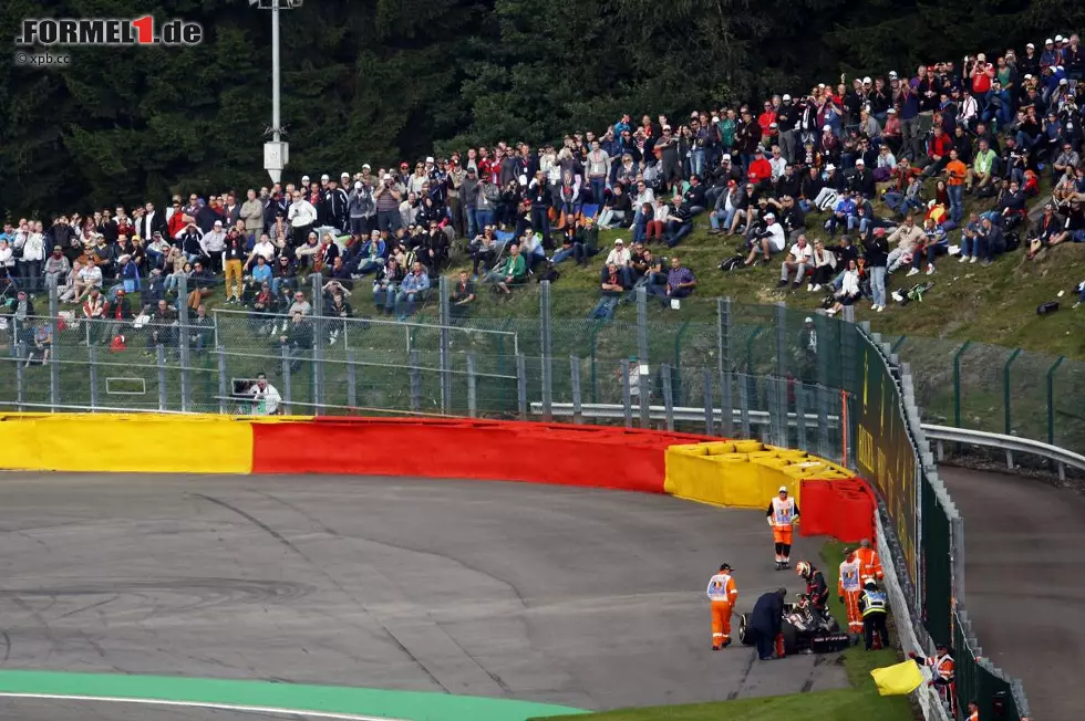 Pastor Maldonado glückte die Havarie seines Lotus ganz alleine. In Spa-Francorchamps verlor er im Freien Training eingangs Pouhon die Kontrolle über das Auto. Foto zur News: Pastor Maldonado glückte die Havarie seines Lotus ganz alleine. In Spa-Francorchamps verlor er im Freien Training eingangs Pouhon die Kontrolle über das Auto.