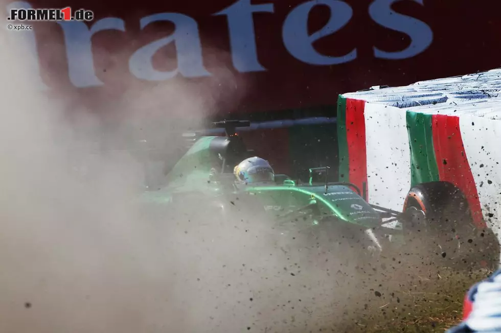 Den eigenen Fans auf den Tribünen etwas bieten wollte offenbar Kamui Kobayashi, der beim Heimspiel in Japan in der gleichen Session den Caterham renovierungsbedürftig machte. Foto zur News: Den eigenen Fans auf den Tribünen etwas bieten wollte offenbar Kamui Kobayashi, der beim Heimspiel in Japan in der gleichen Session den Caterham renovierungsbedürftig machte.