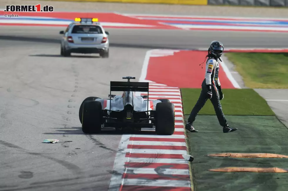 Ein Sinnbild für Adrian Sutils Saison 2015 war der US-Grand-Prix in Austin, als er unverschuldet in der ersten Runde die Segel streichen musste. Auf eine Entschuldigung des Verursachers Sergio Perez wartete der Bayer vergeblich. Foto zur News: Ein Sinnbild für Adrian Sutils Saison 2015 war der US-Grand-Prix in Austin, als er unverschuldet in der ersten Runde die Segel streichen musste. Auf eine Entschuldigung des Verursachers Sergio Perez wartete der Bayer vergeblich.