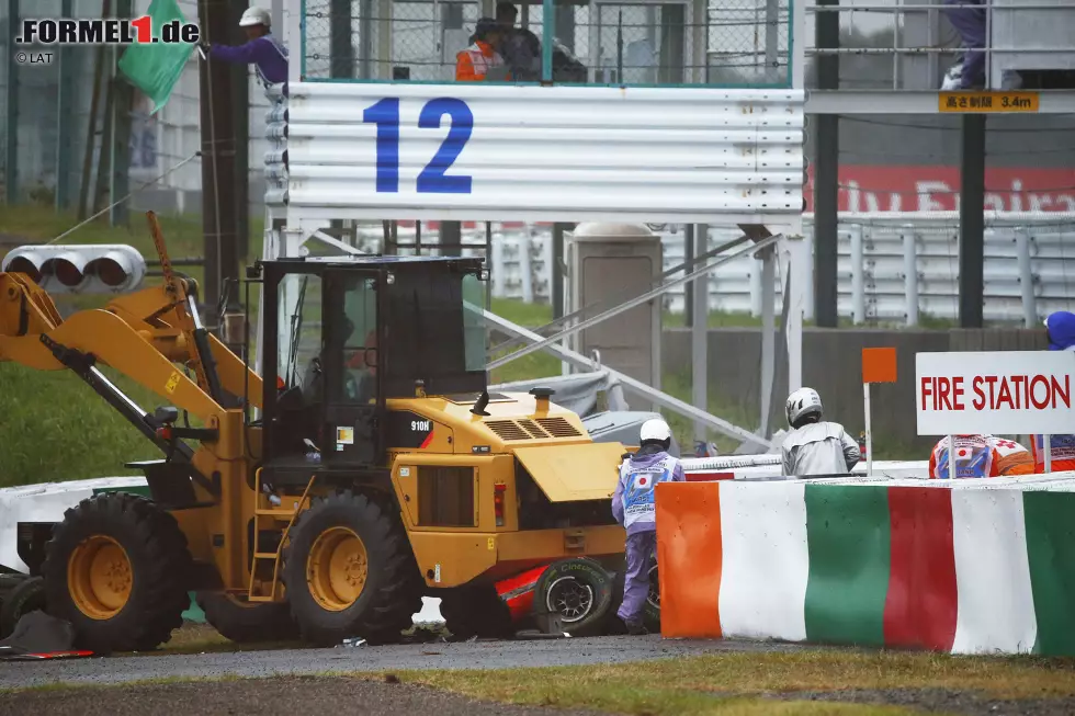 Foto zur News: Die Rede ist natürlich von Jules Bianchis Unfall beim Japan-Grand-Prix in Suzuka. Der Franzose kam auf regennasser Fahrbahn von der Strecke ab und geriet mit seinem Marussia unter ein Bergungsfahrzeug, das gerade den havarierten Sauber Adrian Sutils aus der Gefahrenzone schleppen sollte. Mit schweren Kopfverletzungen kämpfte er fortan um sein Leben. Bis heute ist nicht klar, wie schwer die Folgen Bianchi treffen.