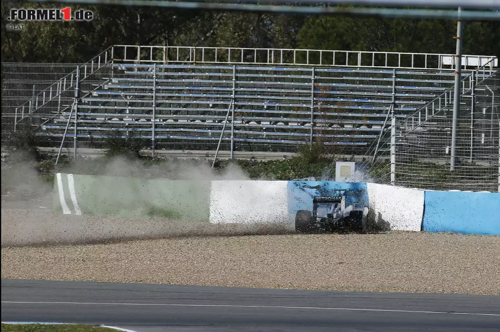 Foto zur News: Bianchi war der einzige ernsthaft verletzte Fahrer des Jahres, obwohl schon beim Testen eifrig geschrottet wurde. Beispiel gefällig? Lewis Hamilton machte beim Auftakt in Jerez Bekanntschaft mit den Reifenstapeln, war aber unschuldig - die Defekthexe hatte am Ende der Start- und Zielgeraden zugeschlagen, der Frontflügel sich gelöst.