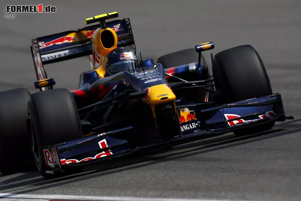 Foto zur News: 2009: Red Bull RB5 (&quot;Kate&#039;s Dirty Sister&quot;) - &quot;Mein erster Red Bull. Damals konnte man nicht erwarten, dass das Auto so gut ist. Das hat uns alle positiv überrascht&quot;, sagt Vettel gegenüber &#039;Auto Bild motorsport&#039;. &quot;Die Reglements-Unklarheit, was Diffusor und was doppelter Diffusor ist, war für uns von Nachteil. Sonst hätten die wir WM mit Sicherheit gewinnen können. Der erste Sieg in China oder das Wochenende in Silverstone, an dem wir in jeder Sitzung vorne waren, war das perfekteste Wochenende, das ich hatte.&quot;