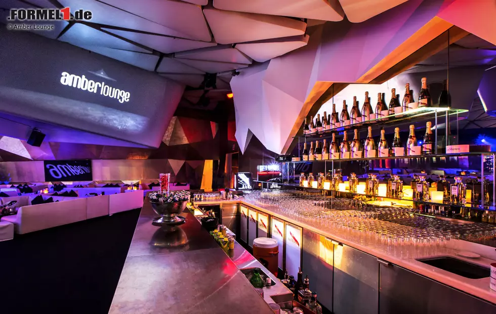 Aber auch an Land lässt es sich die Prominenz gut gehen, wie der Blick in die gut gefüllte Bar beweist. Foto zur News: Aber auch an Land lässt es sich die Prominenz gut gehen, wie der Blick in die gut gefüllte Bar beweist.