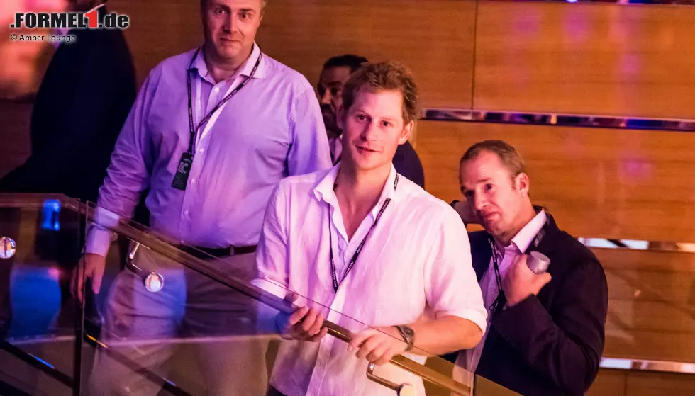 Dass Harry, Prinz von Wales zu feiern weiß, ist hinlänglich bekannt. 2014 ließ er sich die Amber Lounge in Abu Dhabi nicht entgehen. Foto zur News: Dass Harry, Prinz von Wales zu feiern weiß, ist hinlänglich bekannt. 2014 ließ er sich die Amber Lounge in Abu Dhabi nicht entgehen.