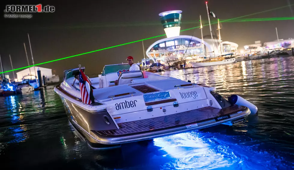 Foto zur News: Standesgemäß besteht der Shuttle-Service zur Amber Lounge-Promi-Jacht aus Speedbooten.