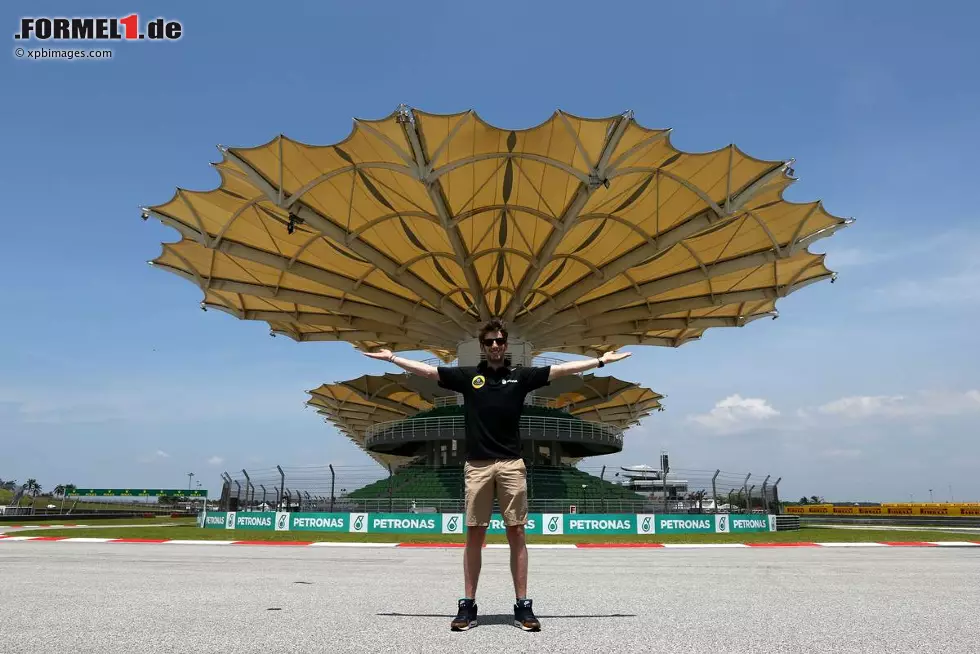 Romain Grosjean (Lotus): "Die größten Herausforderungen in Malaysia wird die Hitze und die hohe Luftfeuchtigkeit sein - und für gewöhnlich auch der Wolkenbruch um vier Uhr nachmittags. Es ist eine tolle Strecke mit interessanten Kurven, schnellen Geraden und einer Streckenoberfläche, die einem manchmal Rätsel aufgibt." Foto zur News: Romain Grosjean (Lotus): "Die größten Herausforderungen in Malaysia wird die Hitze und die hohe Luftfeuchtigkeit sein - und für gewöhnlich auch der Wolkenbruch um vier Uhr nachmittags. Es ist eine tolle Strecke mit interessanten Kurven, schnellen Geraden und einer Streckenoberfläche, die einem manchmal Rätsel aufgibt."