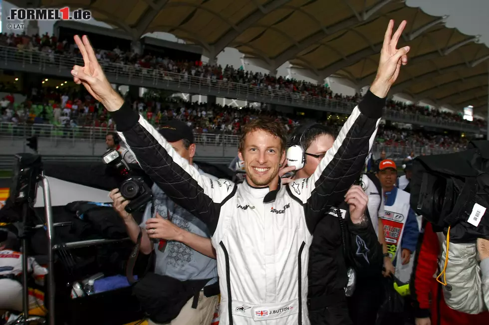 Foto zur News: Jenson Button (McLaren): &quot;Es ist eine fantastische Strecke - ich komme gern dorthin und habe Erinnerungen an großartige Kämpfe und meinen Sieg 2009. Wegen der Hochgeschwindigkeitskurven, der langen Geraden und der vielen Überholmöglichkeiten, ist sie sehr beliebt bei den Fahrern. Die Hitze ist immer ziemlich brutal, aber sie ist auch ein guter Indikator für die eigene Fitness und das harte Training zahlt sich dort aus.&quot;