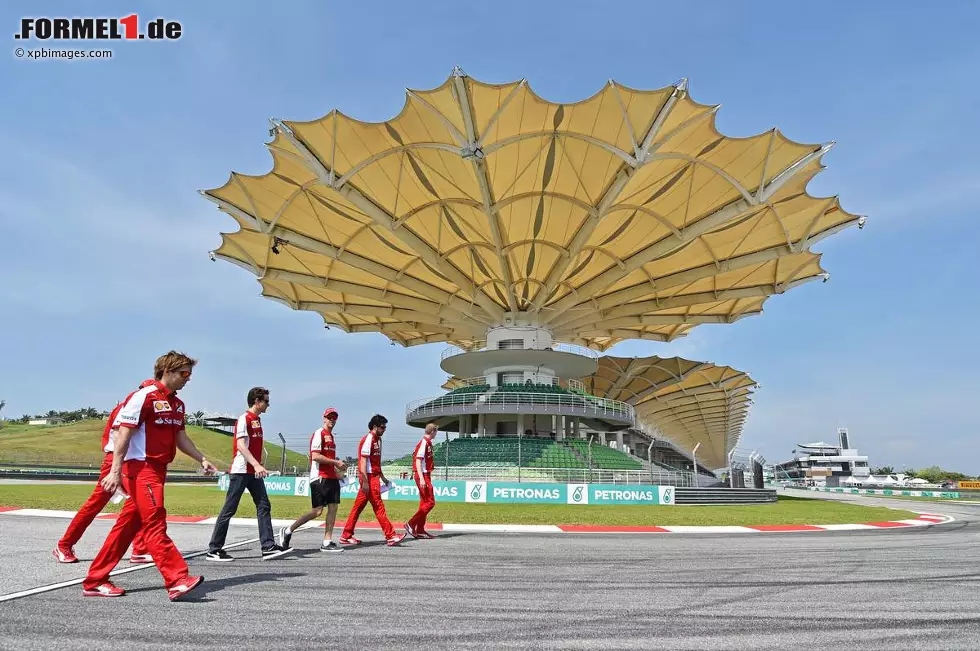 Sebastian Vettel (Ferrari): "Es ist eine echte Rennstrecke. Im Vergleich zu Australien sieht man hier ein bisschen mehr, wo man steht. Es ist eigentlich alles drin. Es ist eine sehr breite Strecke mit vielen schnellen Kurven. Daher kommt es darauf an, dass man das Auto gut hinbekommt." Foto zur News: Sebastian Vettel (Ferrari): "Es ist eine echte Rennstrecke. Im Vergleich zu Australien sieht man hier ein bisschen mehr, wo man steht. Es ist eigentlich alles drin. Es ist eine sehr breite Strecke mit vielen schnellen Kurven. Daher kommt es darauf an, dass man das Auto gut hinbekommt."