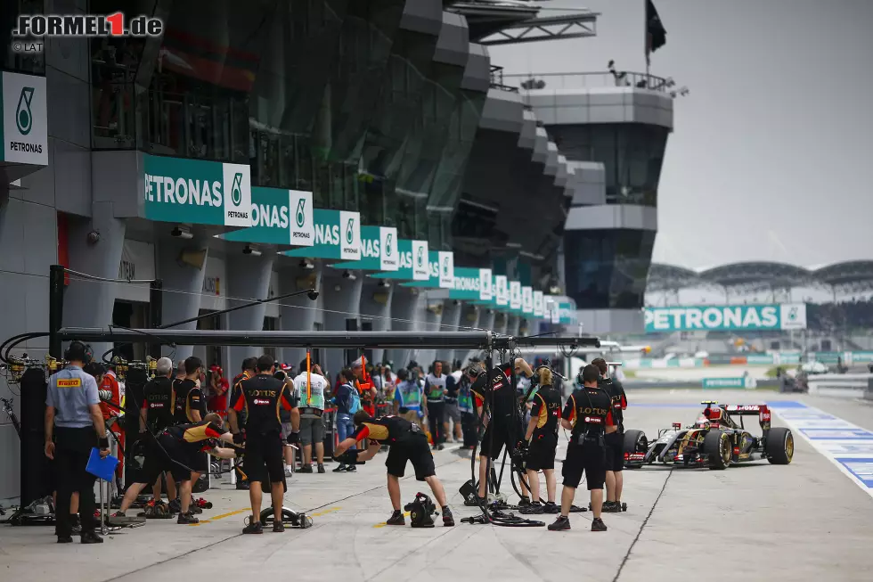 Pastor Maldonado (Lotus): "Sepang ist eine tolle Strecke und ich mag die Herausforderungen, die es bereithält. Aus Sicht der Ingenieure ist es sehr interessant, besonders mit Blick auf die Aerodynamik, aber auch mit Blick auf die Reifen, da der Asphalt sehr aggressiv ist. Wir wissen, dass das Wetter in Sepang sehr wechselhaft sein kann. Eigentlich ist es dort entweder extrem heiß oder extrem nass, also sehr tropisch. Wir müssen auf alles gefasst sein." Foto zur News: Pastor Maldonado (Lotus): "Sepang ist eine tolle Strecke und ich mag die Herausforderungen, die es bereithält. Aus Sicht der Ingenieure ist es sehr interessant, besonders mit Blick auf die Aerodynamik, aber auch mit Blick auf die Reifen, da der Asphalt sehr aggressiv ist. Wir wissen, dass das Wetter in Sepang sehr wechselhaft sein kann. Eigentlich ist es dort entweder extrem heiß oder extrem nass, also sehr tropisch. Wir müssen auf alles gefasst sein."