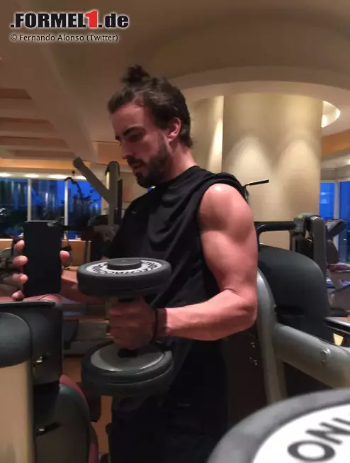 Fernando Alonso (McLaren): "Die Hitze ist in Malaysia immer sehr hart für uns Fahrer, aber ich habe mein Training darauf ausgelegt und bin definitiv auf alle Wetterverhältnisse vorbereitet, die in Sepang herrschen können." Foto zur News: Fernando Alonso (McLaren): "Die Hitze ist in Malaysia immer sehr hart für uns Fahrer, aber ich habe mein Training darauf ausgelegt und bin definitiv auf alle Wetterverhältnisse vorbereitet, die in Sepang herrschen können."