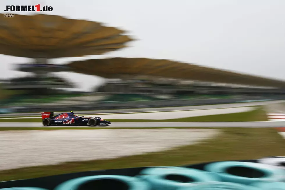 Daniil Kwjat (Red Bull): "Es ist ein hartes und herausforderndes Rennen für einen Fahrer, denn es ist bekannt dafür, dass es sehr heiß ist. Deswegen trainieren wir auch sehr hart und werden in der Winterpause von unseren Trainern in den Allerwertesten getreten. Sepang ist eines dieser Rennen, bei denen man sieht, wo man mit seiner physischen Verfassung steht." Foto zur News: Daniil Kwjat (Red Bull): "Es ist ein hartes und herausforderndes Rennen für einen Fahrer, denn es ist bekannt dafür, dass es sehr heiß ist. Deswegen trainieren wir auch sehr hart und werden in der Winterpause von unseren Trainern in den Allerwertesten getreten. Sepang ist eines dieser Rennen, bei denen man sieht, wo man mit seiner physischen Verfassung steht."
