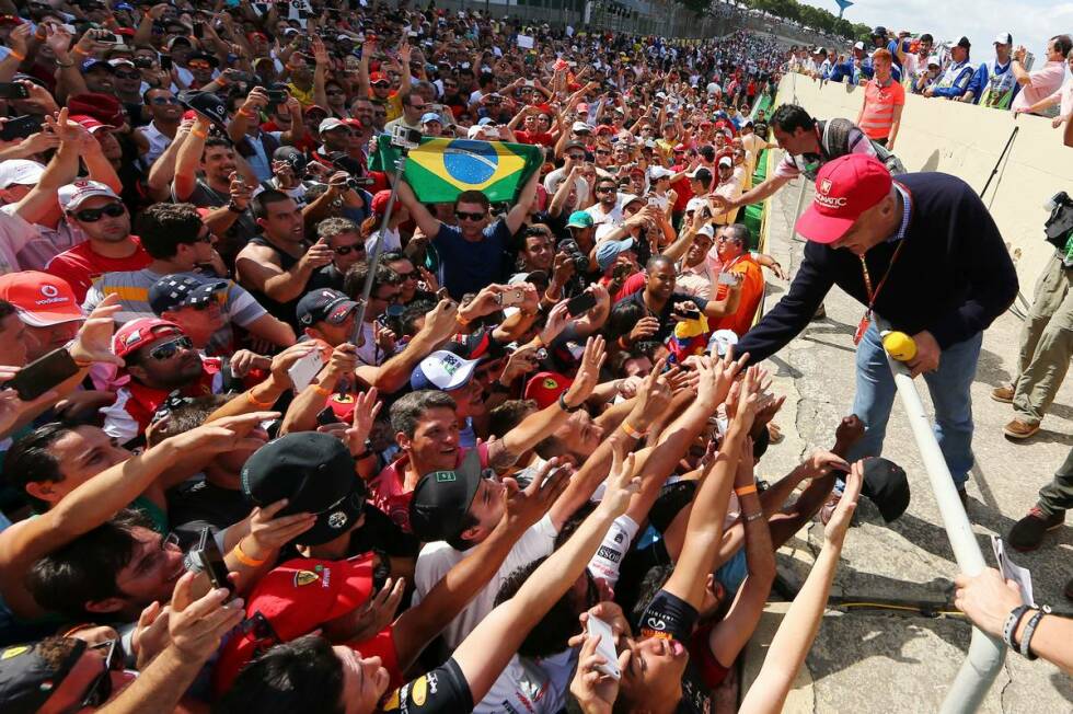 Foto zur News: #4: Brasilien. Ist es ein Fußballstadion? Ein Popkonzert? Nein, es ist die Formel 1 in Brasilien. Das Wort &quot;Leidenschaft&quot; hat hier Methode und die Stadionatmosphäre ist legendär. Da braucht es keinen Nelson Piquet oder Ayrton Senna, da braucht es nicht einmal ein dramatisches Saisonfinale mit brasilianischer Beteiligung. Es reicht ein Felipe Massa auf Platz drei und selbst dem Übeltäter der dramatischen WM-Entscheidung 2008 wird noch zugejubelt: Lewis Hamilton haben die heißblütigen Südamerikaner mittlerweile vergeben.