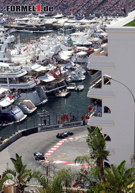 Foto zur News: #8: Monaco. Ähnlich wohlhabend wie in den Golfstaaten genießt man Motorsport auch in Monaco. An das Erdbeben im Champagnerglas hat man sich dabei über viele Jahre hinweg gewöhnt und so lässt es sich freimütig von der Yacht oder dem Balkon eines Luxus-Apartments winken. Zum Sehen und Gesehen werden gibt es kaum einen besseren Ort.