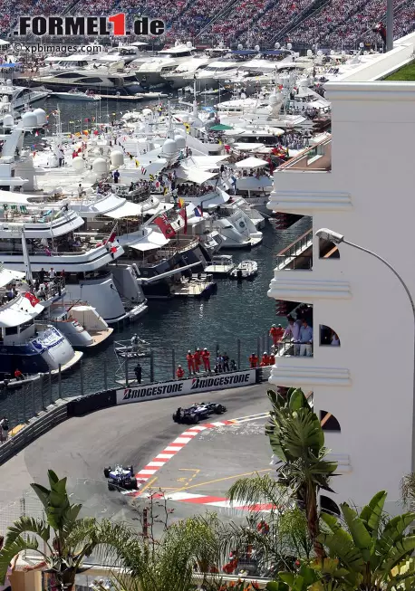 #8: Monaco. Ähnlich wohlhabend wie in den Golfstaaten genießt man Motorsport auch in Monaco. An das Erdbeben im Champagnerglas hat man sich dabei über viele Jahre hinweg gewöhnt und so lässt es sich freimütig von der Yacht oder dem Balkon eines Luxus-Apartments winken. Zum Sehen und Gesehen werden gibt es kaum einen besseren Ort. Foto zur News: #8: Monaco. Ähnlich wohlhabend wie in den Golfstaaten genießt man Motorsport auch in Monaco. An das Erdbeben im Champagnerglas hat man sich dabei über viele Jahre hinweg gewöhnt und so lässt es sich freimütig von der Yacht oder dem Balkon eines Luxus-Apartments winken. Zum Sehen und Gesehen werden gibt es kaum einen besseren Ort.
