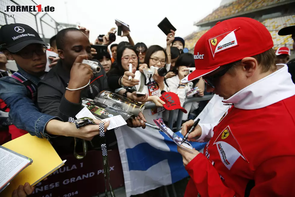 Foto zur News: #9: China. Im Reich der Mitte mag der eine oder andere Formel-1-Fan sein, es verstecken sich aber gefühlte 80 Prozent der Kimi-Räikkönen-Fans in China. Ohne Personenschutz schafft es der Finne nicht einmal von der Box in die Hospitality, weshalb es 2013 mehr als sechs Lotus-Mitarbeiter und einen Gabelstapler brauchte, um ihn gesund von der Strecke ins Hotel zu schaffen.