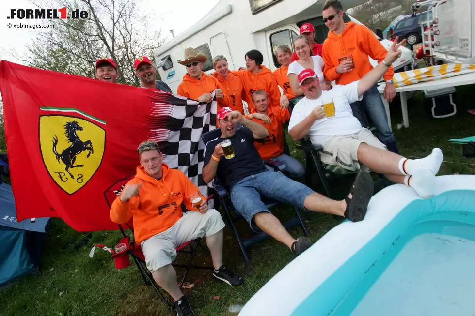 #6: Deutschland: Camping, Dosenbier und Motorsport. Das gehörte zum Neunzigerjahre-Schick der Deutschen, hielt aber nur eine "Schumania" lang an. Den britischen Fans stand man damals in nichts nach. Eine Generation später sieht die Sache anders aus: Weder vier deutsche Fahrertitel in Folge noch ein dominanter Hersteller mit Silberpfeil-Tradition schaffen es, die Ränge in Hockenheim oder am Nürburgring zu füllen. Foto zur News: #6: Deutschland: Camping, Dosenbier und Motorsport. Das gehörte zum Neunzigerjahre-Schick der Deutschen, hielt aber nur eine "Schumania" lang an. Den britischen Fans stand man damals in nichts nach. Eine Generation später sieht die Sache anders aus: Weder vier deutsche Fahrertitel in Folge noch ein dominanter Hersteller mit Silberpfeil-Tradition schaffen es, die Ränge in Hockenheim oder am Nürburgring zu füllen.