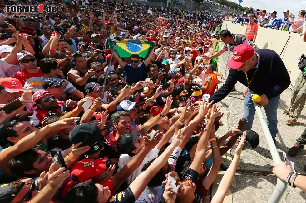 #4: Brasilien. Ist es ein Fußballstadion? Ein Popkonzert? Nein, es ist die Formel 1 in Brasilien. Das Wort "Leidenschaft" hat hier Methode und die Stadionatmosphäre ist legendär. Da braucht es keinen Nelson Piquet oder Ayrton Senna, da braucht es nicht einmal ein dramatisches Saisonfinale mit brasilianischer Beteiligung. Es reicht ein Felipe Massa auf Platz drei und selbst dem Übeltäter der dramatischen WM-Entscheidung 2008 wird noch zugejubelt: Lewis Hamilton haben die heißblütigen Südamerikaner mittlerweile vergeben. Foto zur News: #4: Brasilien. Ist es ein Fußballstadion? Ein Popkonzert? Nein, es ist die Formel 1 in Brasilien. Das Wort "Leidenschaft" hat hier Methode und die Stadionatmosphäre ist legendär. Da braucht es keinen Nelson Piquet oder Ayrton Senna, da braucht es nicht einmal ein dramatisches Saisonfinale mit brasilianischer Beteiligung. Es reicht ein Felipe Massa auf Platz drei und selbst dem Übeltäter der dramatischen WM-Entscheidung 2008 wird noch zugejubelt: Lewis Hamilton haben die heißblütigen Südamerikaner mittlerweile vergeben.